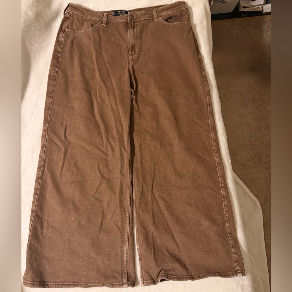 Hollister Ultra High-Rise Wide Pants in Brown